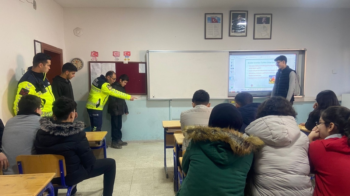 Öğrencilerimize Trafik Kuralları Bilgilendirme Semineri Yapılmıştır 